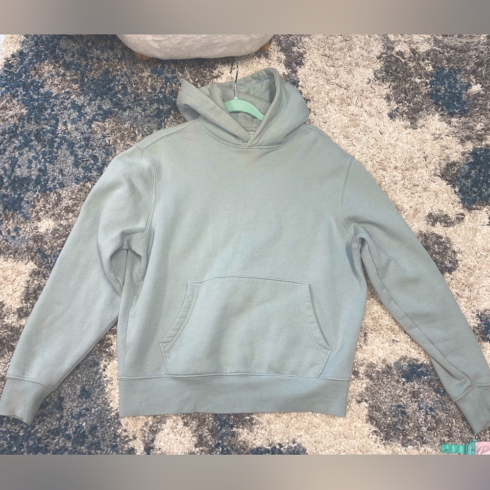 S Old navy men’s sweater. Fits S/M . Very cozy